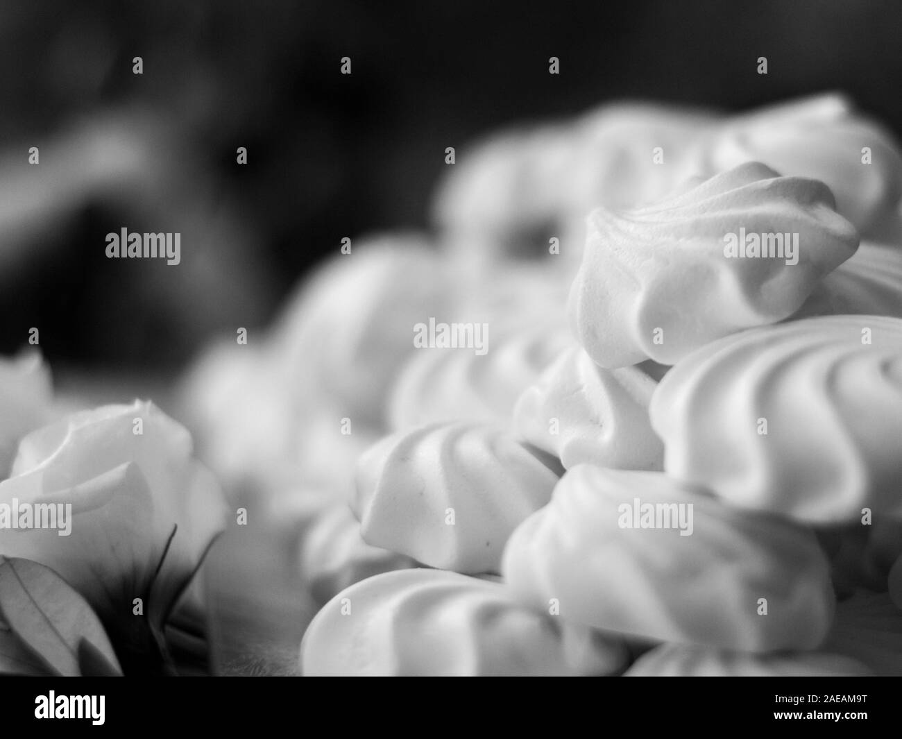 Ein Haufen von weißen, süßen Marshmallows in Schwarz und Weiß Stockfoto