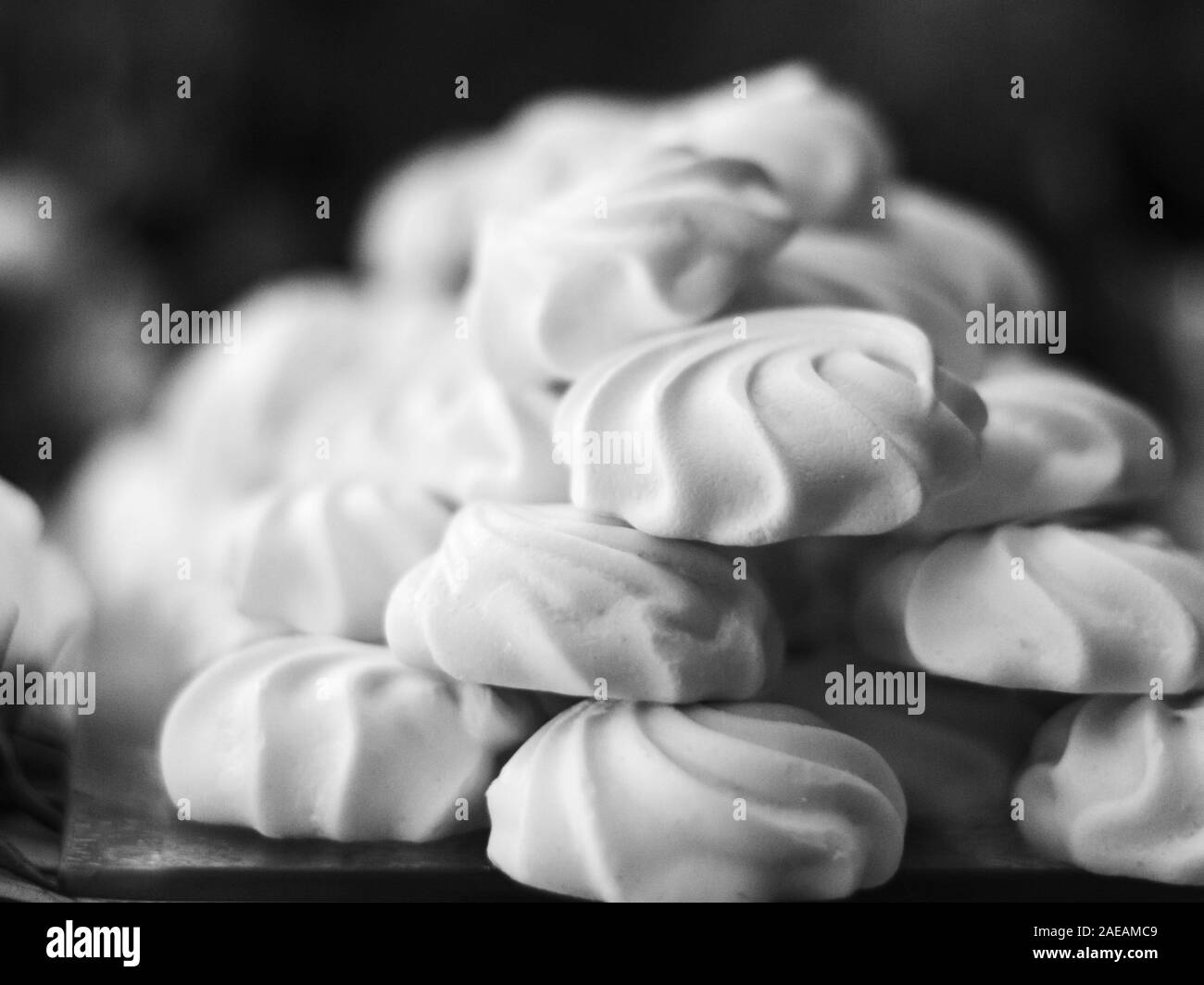 Ein Haufen von weißen, süßen Marshmallows in Schwarz und Weiß Stockfoto