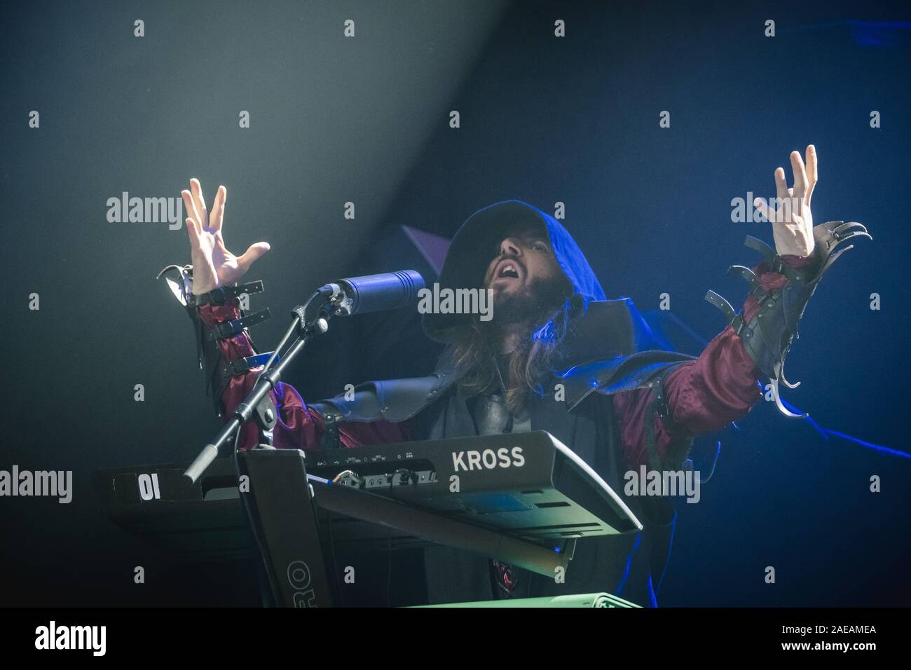 Bern, Schweiz. 07 Dez, 2019. Die anglo-swiss power metal band Gloryhammer führt ein Live Konzert in der Festhalle in Bern. Hier Musiker Christopher Bowes gesehen wird live auf der Bühne. (Foto: Gonzales Foto/Tilman Jentzsch/Alamy Live-Nachrichten) Stockfoto