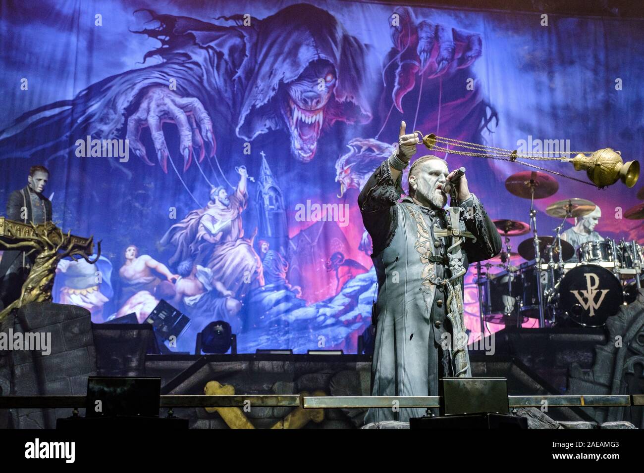 Bern, Schweiz. 07 Dez, 2019. Die Deutsche power metal band Powerwolf führt ein Live Konzert in der Festhalle in Bern. Hier Sänger Attila Dorn ist live auf der Bühne gesehen. (Foto: Gonzales Foto/Tilman Jentzsch/Alamy Live News). Stockfoto