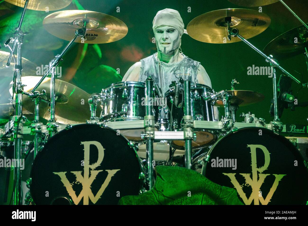 Bern, Schweiz. 07 Dez, 2019. Die Deutsche power metal band Powerwolf führt ein Live Konzert in der Festhalle in Bern. Hier Schlagzeuger Roel van Helden gesehen wird live auf der Bühne. (Foto: Gonzales Foto/Tilman Jentzsch/Alamy Live News). Stockfoto