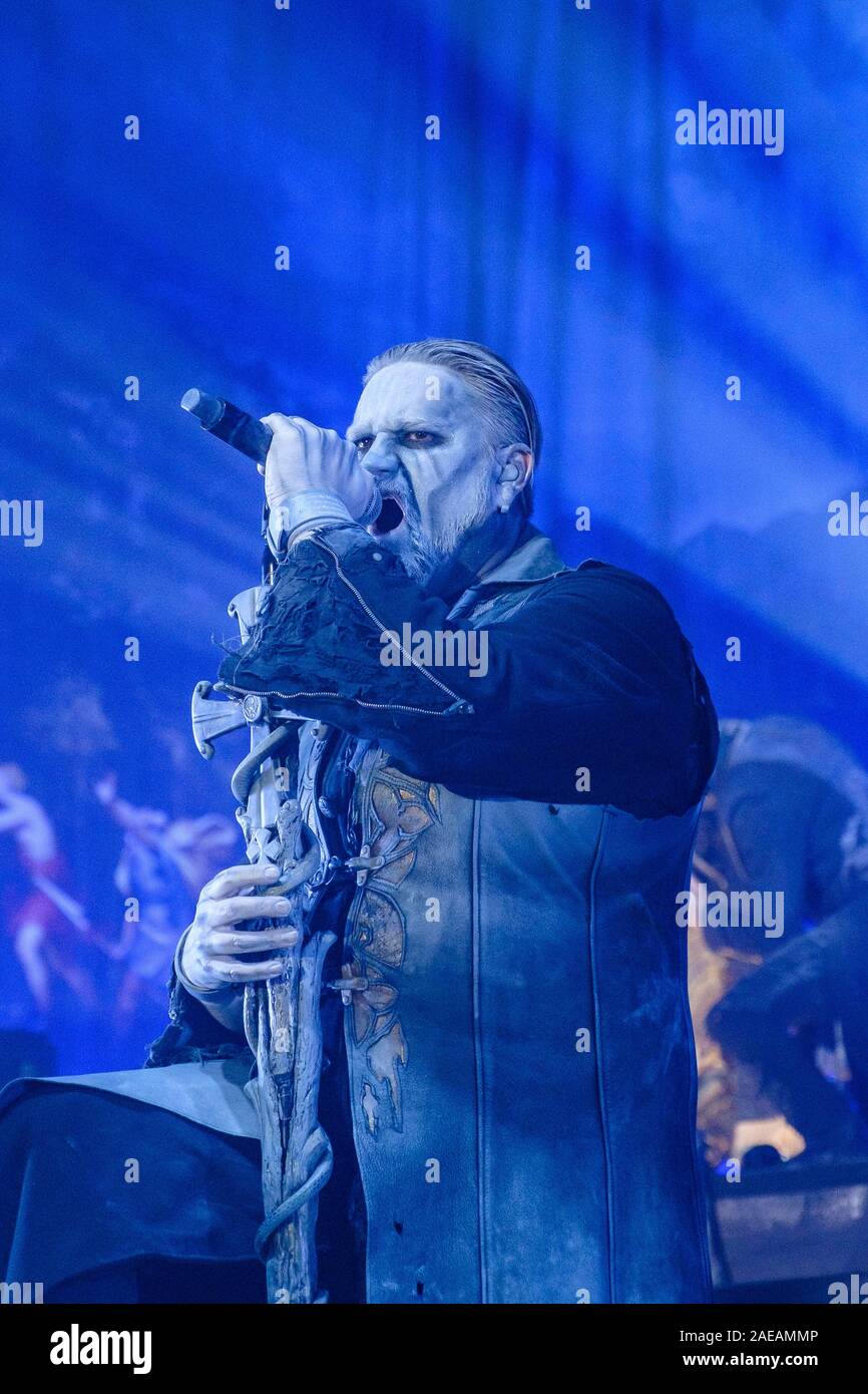 Bern, Schweiz. 07 Dez, 2019. Die Deutsche power metal band Powerwolf führt ein Live Konzert in der Festhalle in Bern. Hier Sänger Attila Dorn ist live auf der Bühne gesehen. (Foto: Gonzales Foto/Tilman Jentzsch/Alamy Live News). Stockfoto
