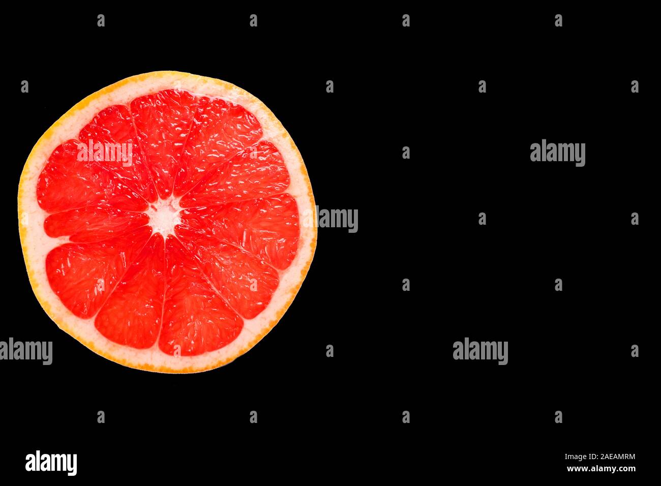 Grapefruit Slice auf schwarzen Hintergrund isoliert. Kopieren Sie Platz. Stockfoto