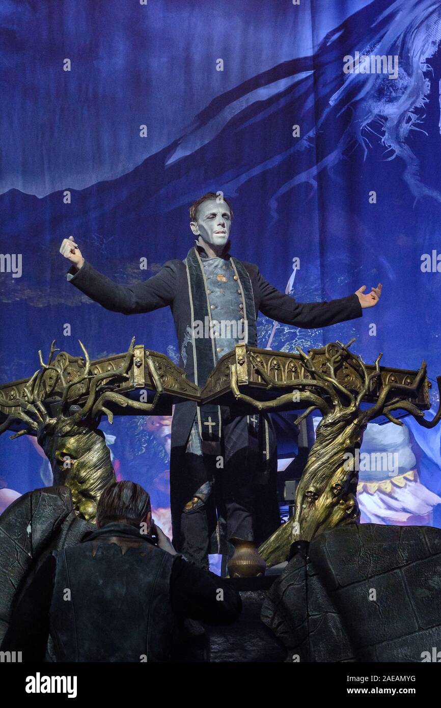 Bern, Schweiz. 07 Dez, 2019. Die Deutsche power metal band Powerwolf führt ein Live Konzert in der Festhalle in Bern. Hier Musiker Christian Jost ist live auf der Bühne gesehen. (Foto: Gonzales Foto/Tilman Jentzsch/Alamy Live News). Stockfoto
