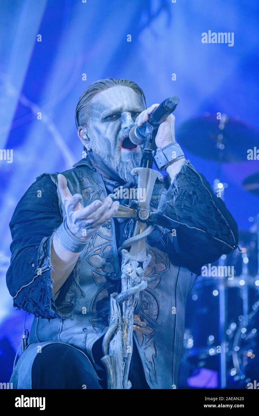 Bern, Schweiz. 07 Dez, 2019. Die Deutsche power metal band Powerwolf führt ein Live Konzert in der Festhalle in Bern. Hier Sänger Attila Dorn ist live auf der Bühne gesehen. (Foto: Gonzales Foto/Tilman Jentzsch/Alamy Live News). Stockfoto