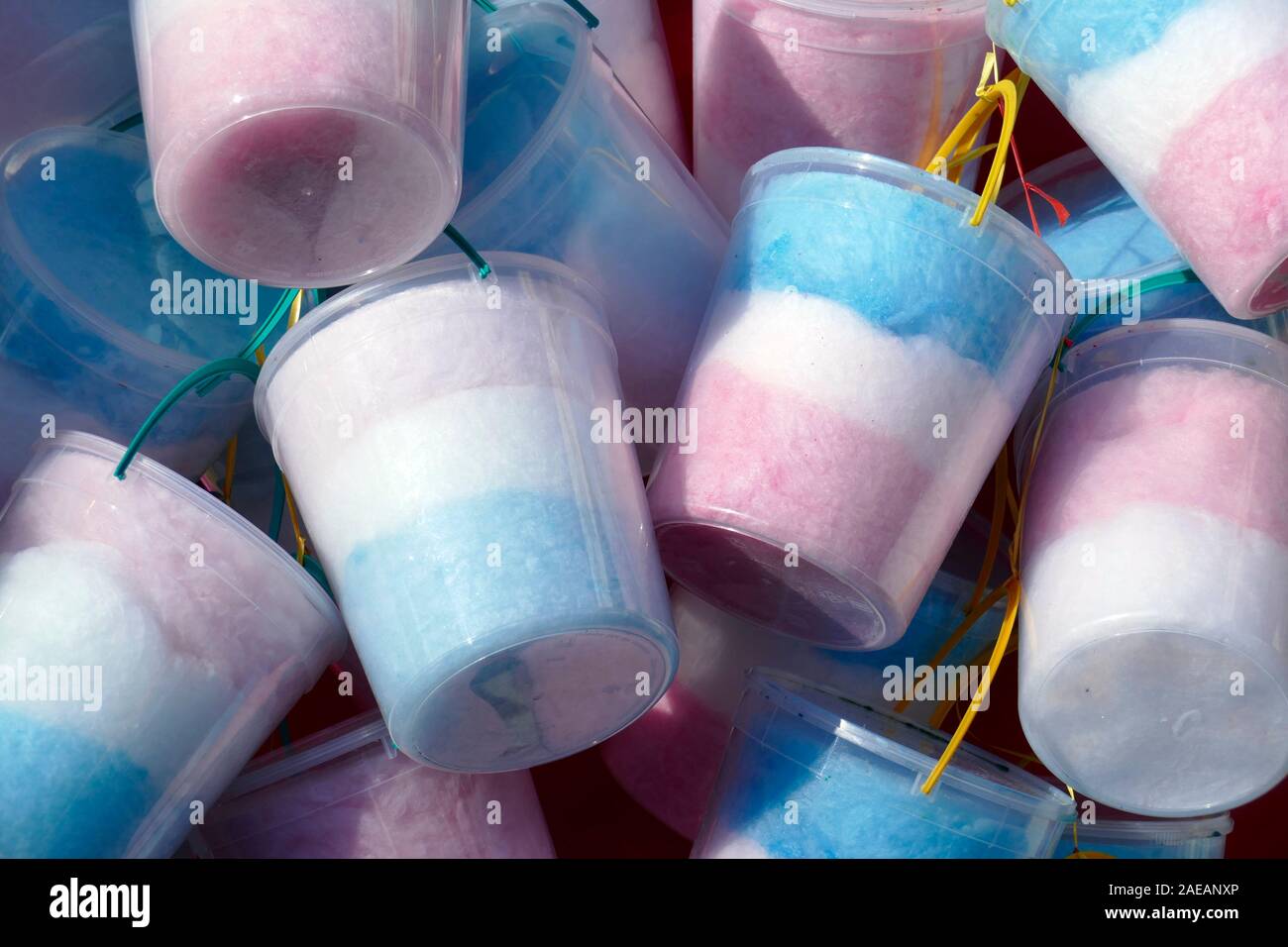 Bunte Zuckerwatte in Eimern, Süßigkeiten stehen Stockfoto