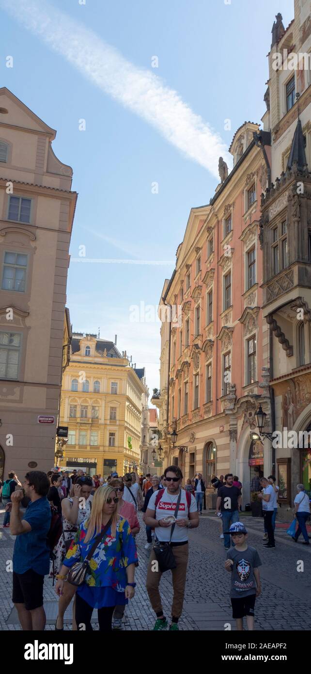 Massen von Touristen zu Fuß entlang Altstädter Ring Prag Tschechische Republik. Stockfoto