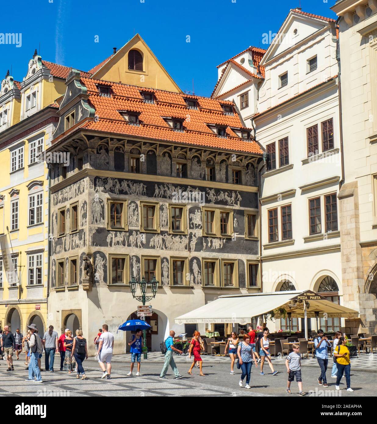 Historische Dum u Minuty mit dekorativen Sgraffito in Staroměstské nm Altstadt in Prag in der Tschechischen Republik. Stockfoto