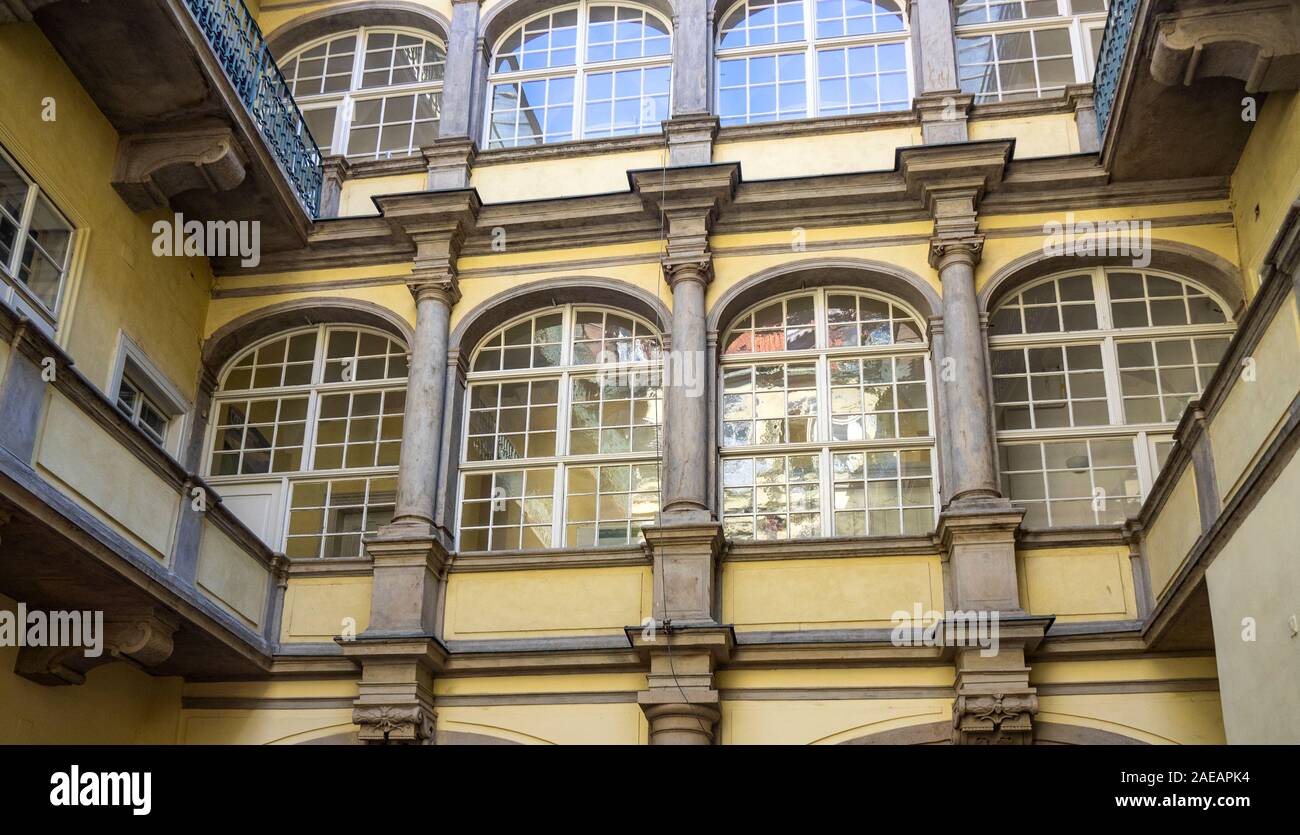 Bogenfenster und Balkon im Innenhof eines Gebäudes in der Altstadt Prag Tschechische Republik. Stockfoto