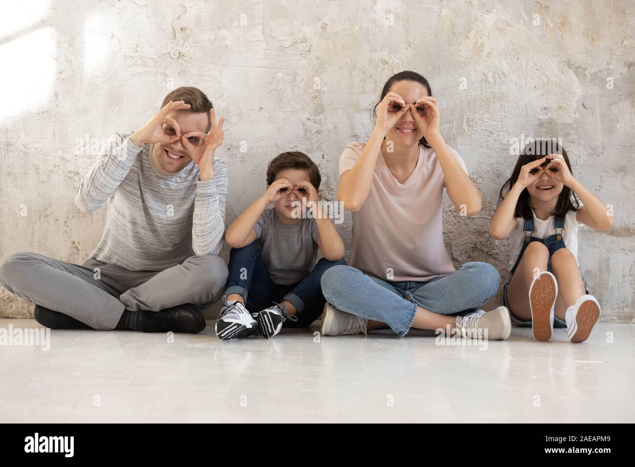 Portrait der glücklichen Familie mit zwei Kindern, die lustige Gesichter. Stockfoto