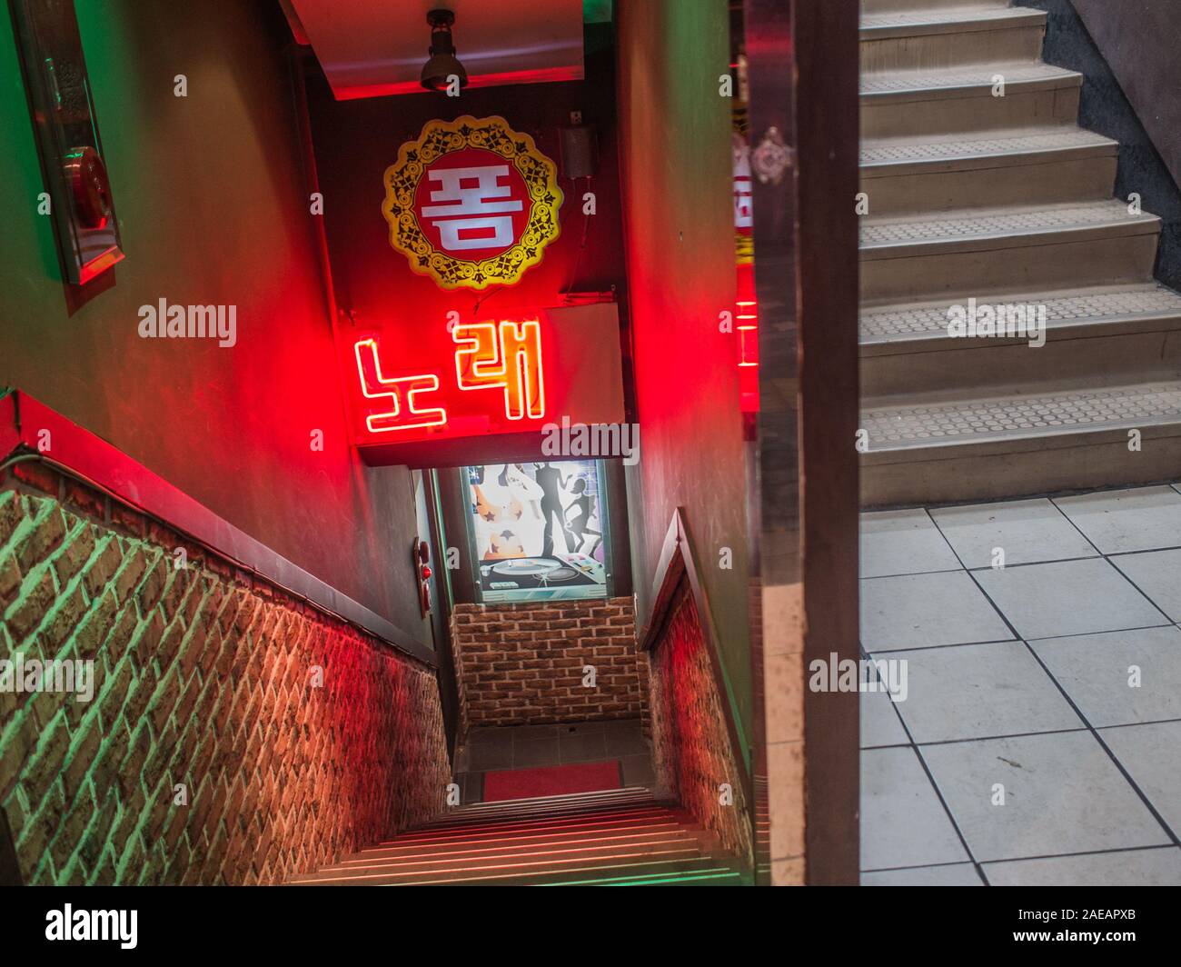 Zwei Treppen, Eingang zum Keller Dance Club, in der Nähe der Gyeongbokgung, night street, Seoul, Südkorea Stockfoto