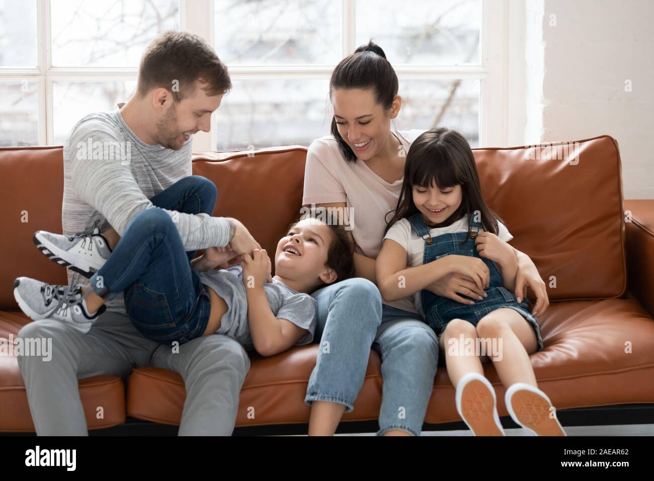 Happy Family kitzeln Kinder und Haben eine gute Zeit. Stockfoto
