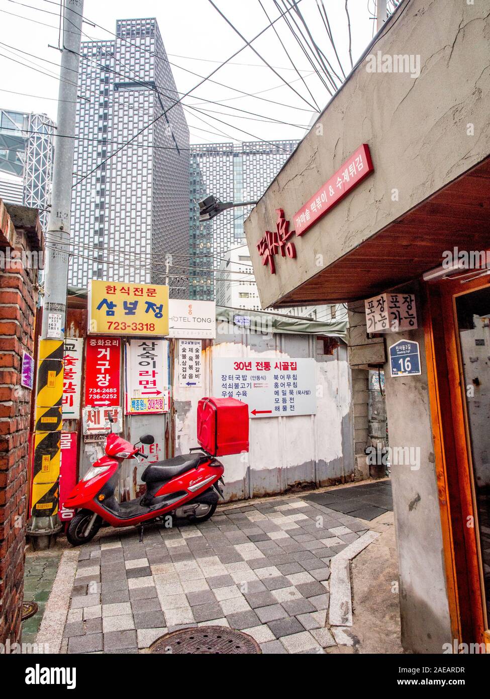 Stadtbild, Urban Street, Suzuki Excite Moor Roller, in der engen Gasse, Insadong, Seoul, Südkorea Stockfoto