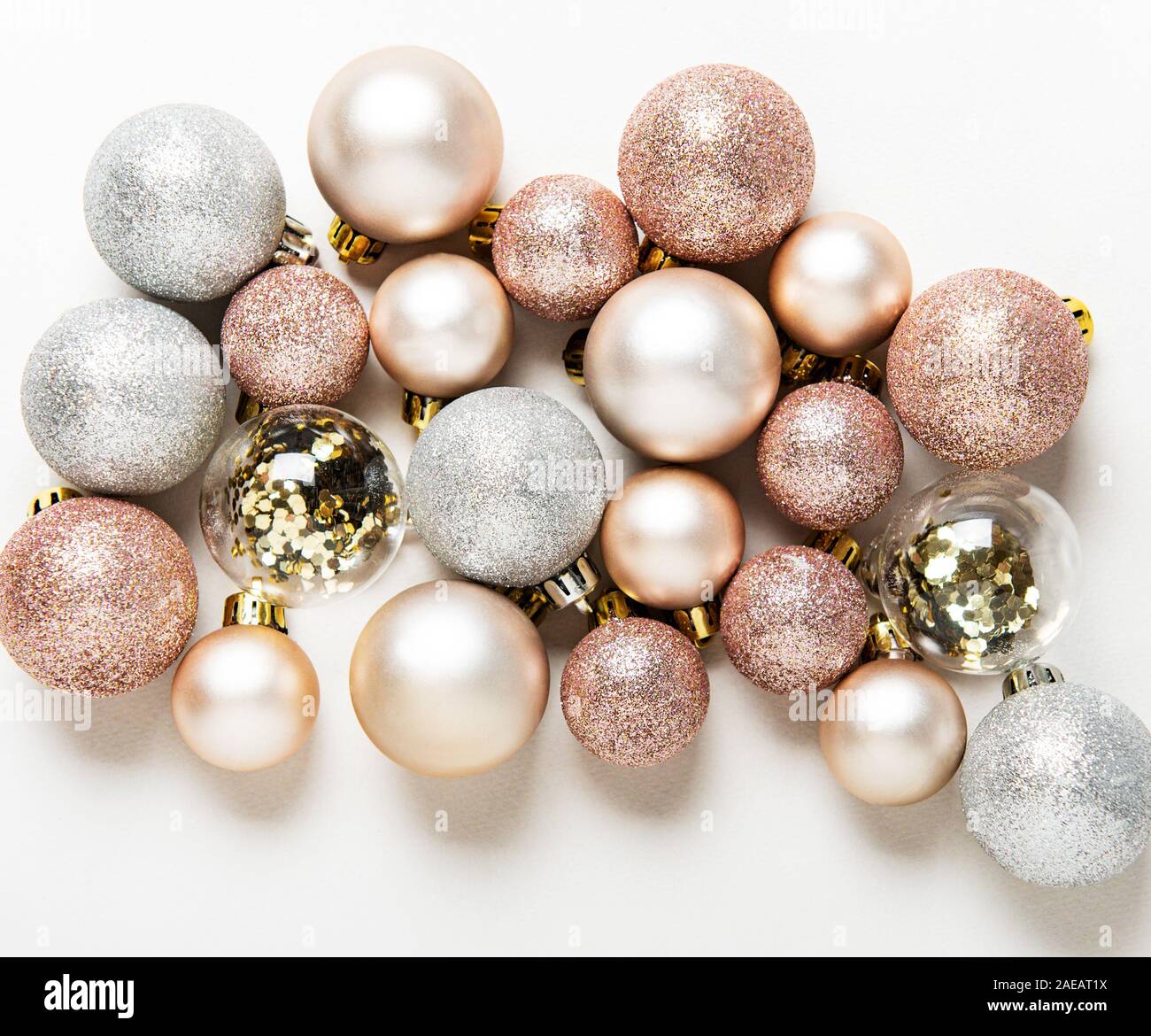 Weihnachtskugeln Hintergrund. Rose Gold und Silber Spielzeug Kugeln auf  weißen Hintergrund. Festliche Dekoration, Flach, Ansicht von oben  Stockfotografie - Alamy