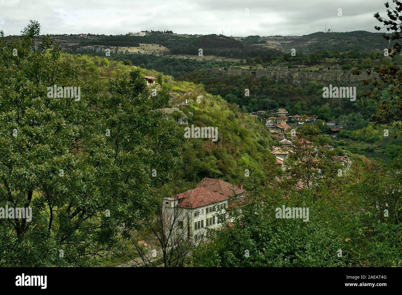Blick auf ein Wohngebiet mit alten Häusern und Yantra in Veliko Tarnovo, die alte Hauptstadt von Bulgarien, Europa Stockfoto