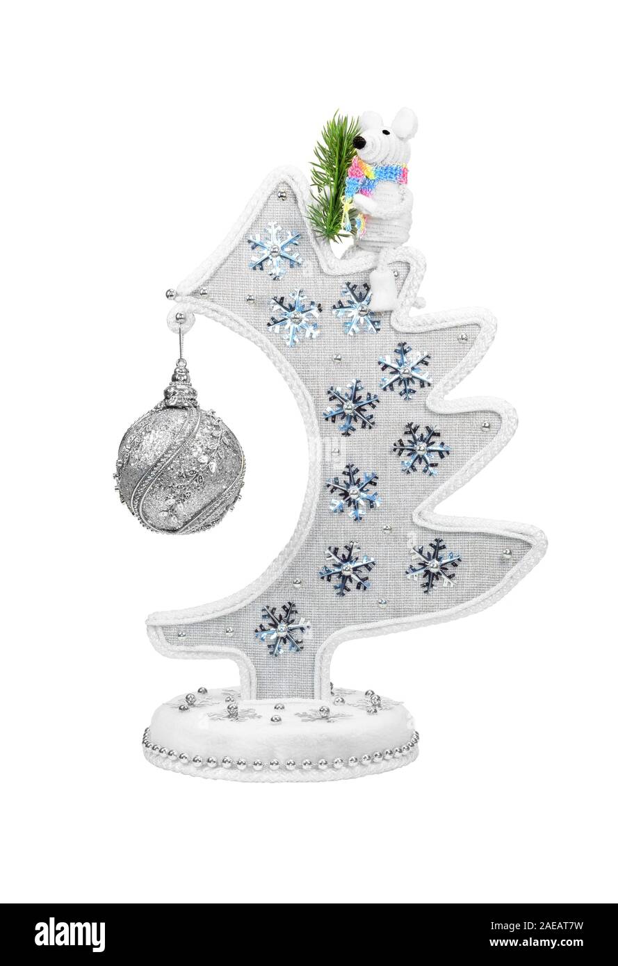 Dekorativer Weihnachtsbaum aus Sackleinen und eine Ratte sitzen im Obergeschoss. Symbol für das Jahr der Ratte. auf einem weißen Hintergrund. Hobbys und needl Stockfoto