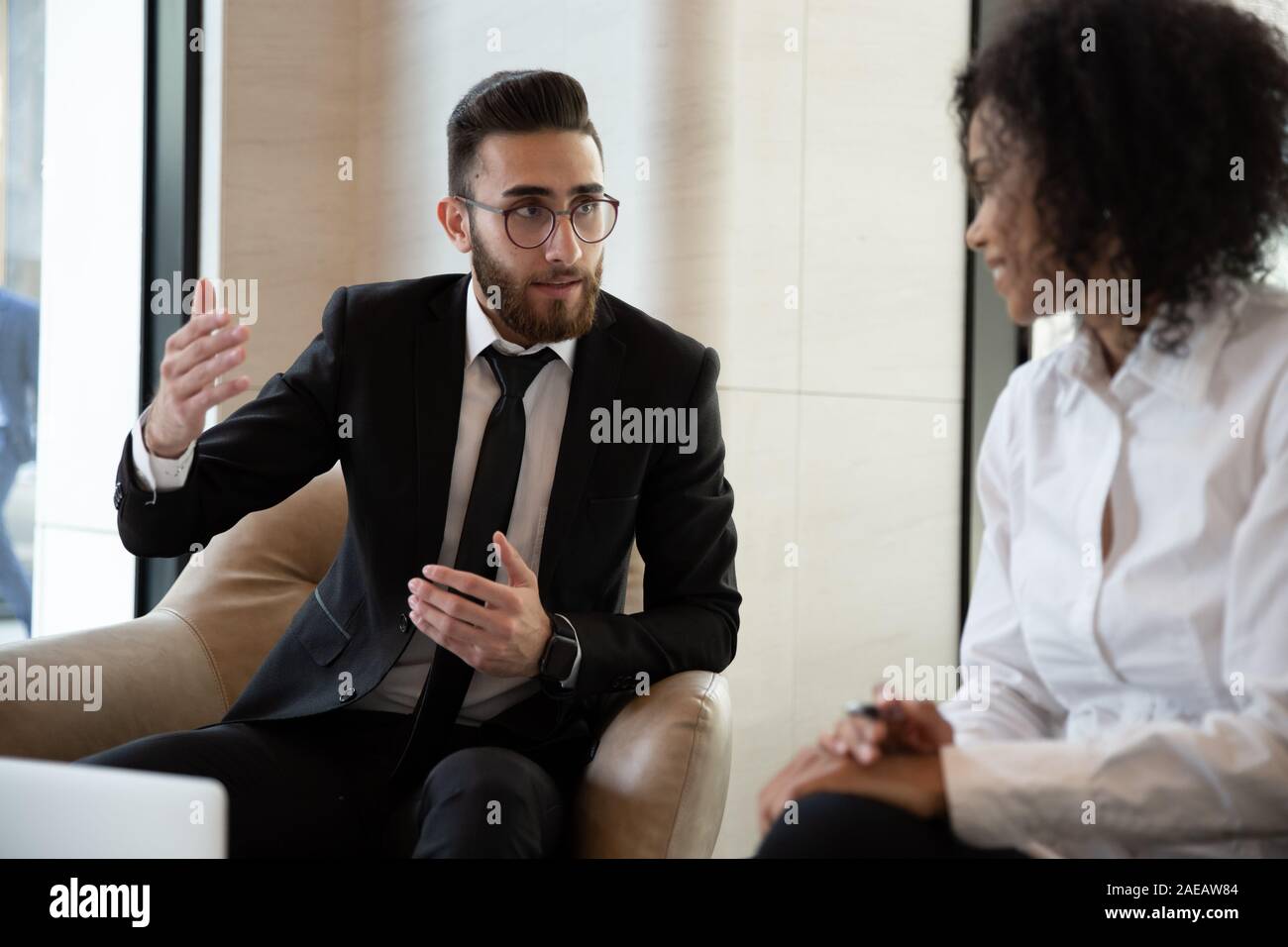 Multirassischen Geschäftspartner besprechen Ideen die Zusammenarbeit in Office Stockfoto