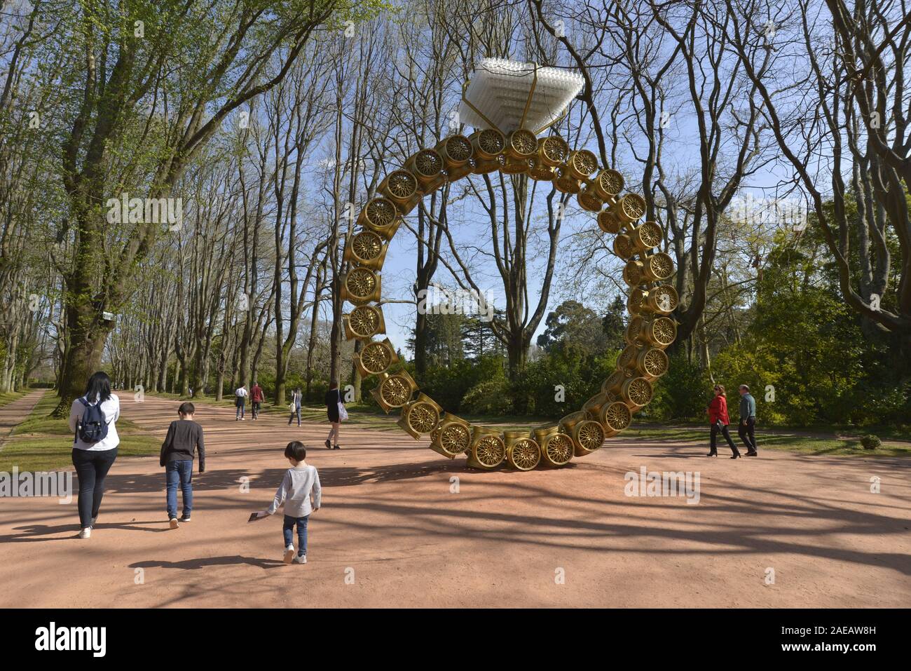 Joana Vasconcelos Ausstellung in der serralves Foundation (Fundação de Serralves in Porto, Portugal (1998). Die Skulptur wird als olitaire'. Stockfoto