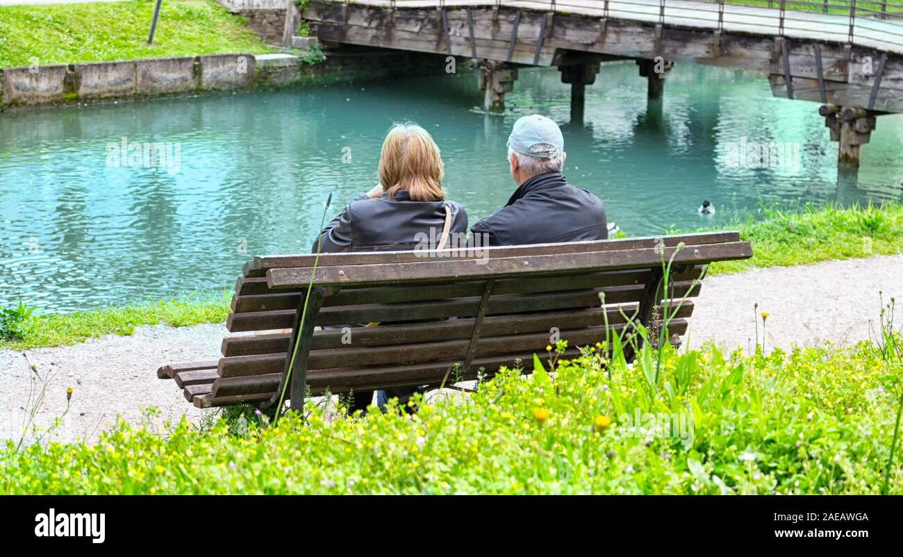 Paar von erwachsenen Menschen sitzen auf einer Bank Stockfoto