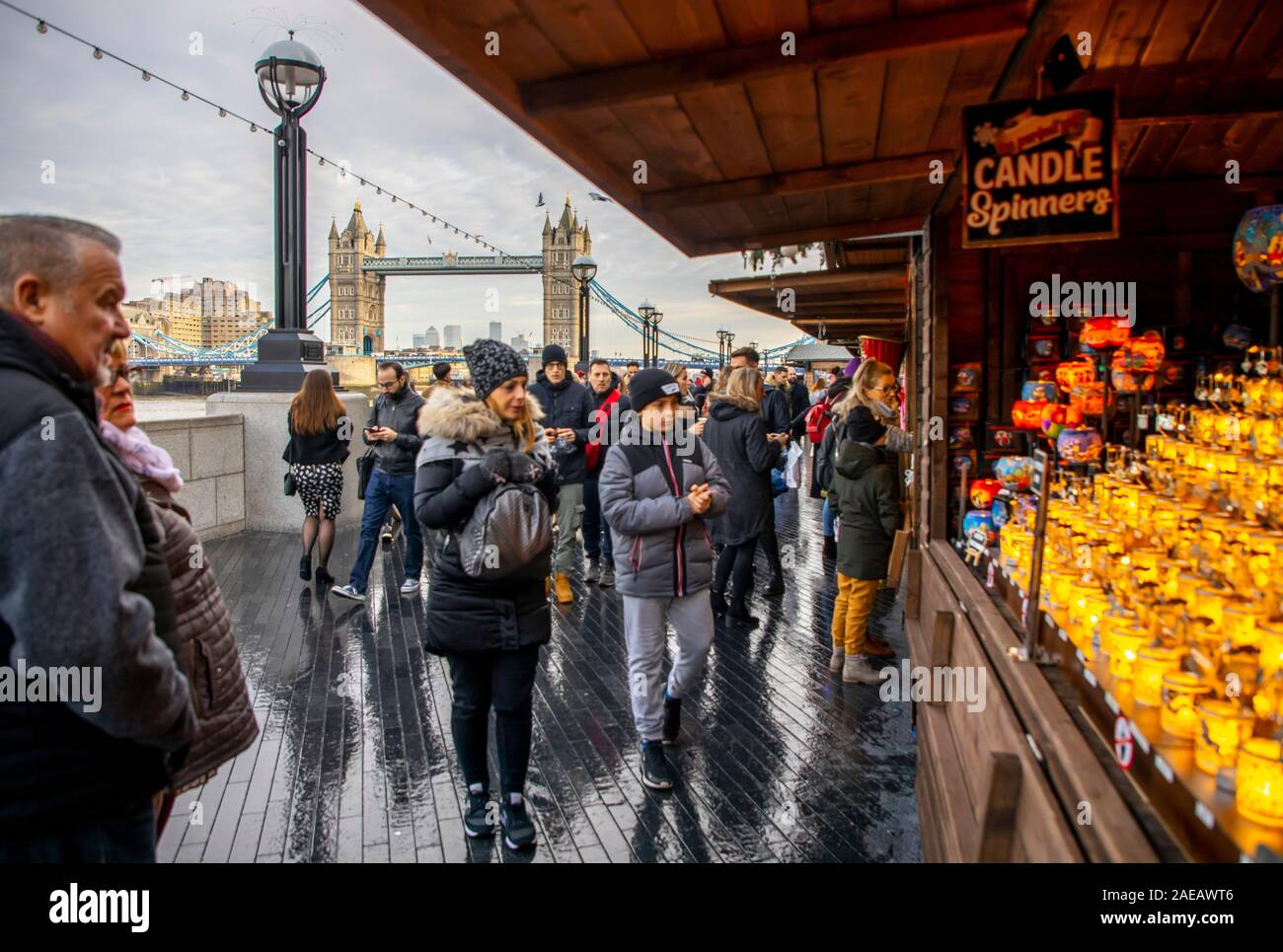 London, Weihnachtsmarkt auf der Themse, in der Nähe der Tower Bridge, Weihnachten durch den Fluss, Ufer Promenade, Großbritannien Stockfoto
