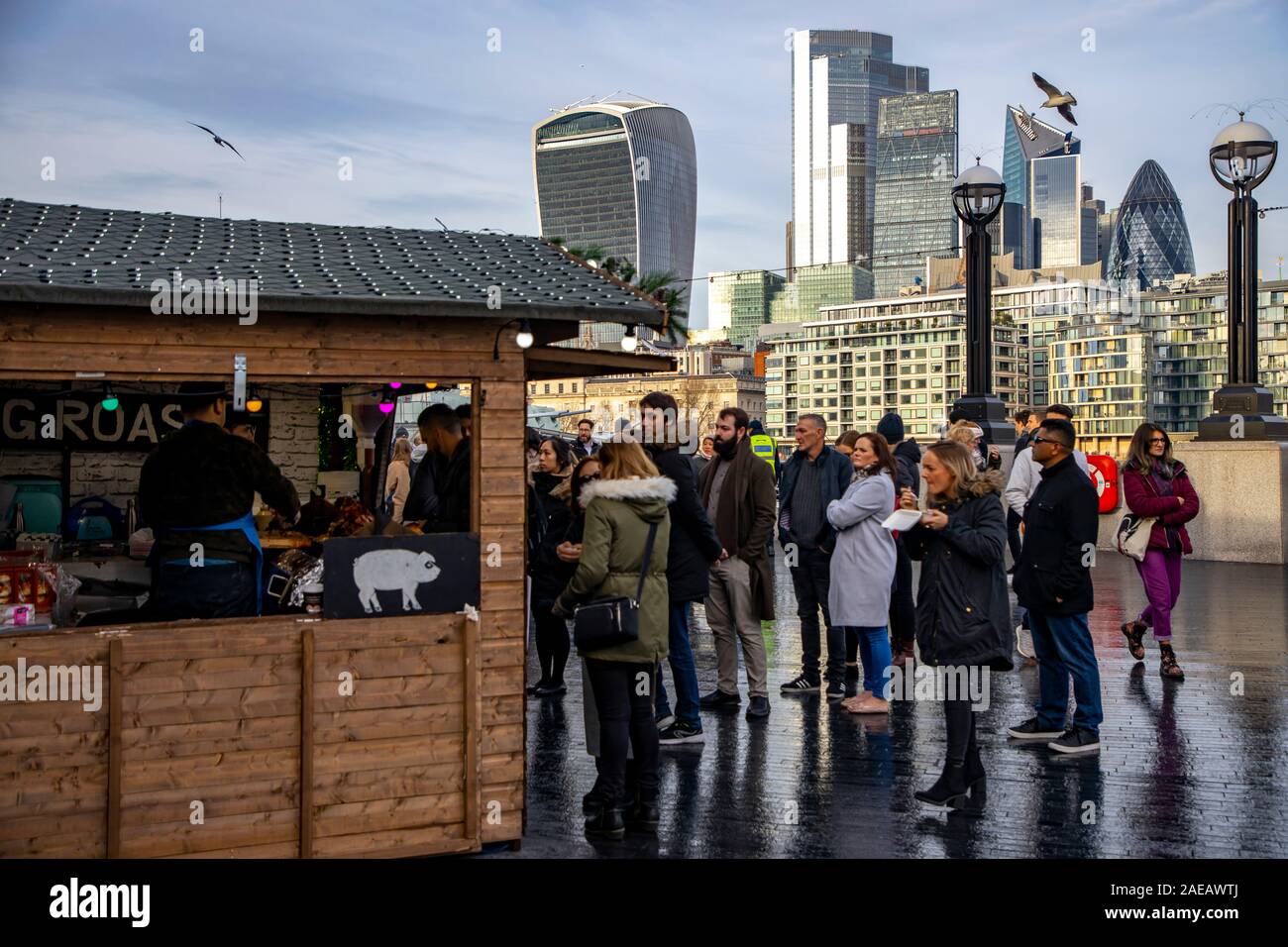 London, Weihnachtsmarkt auf der Themse, in der Nähe der Tower Bridge, Weihnachten durch den Fluss, Ufer Promenade, Großbritannien Stockfoto
