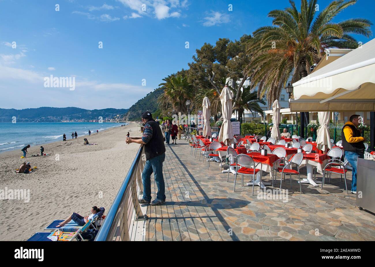 Beach Cafe an der Strandpromenade von Alassio, Riviera di Ponente, Ligurien, Italien Stockfoto