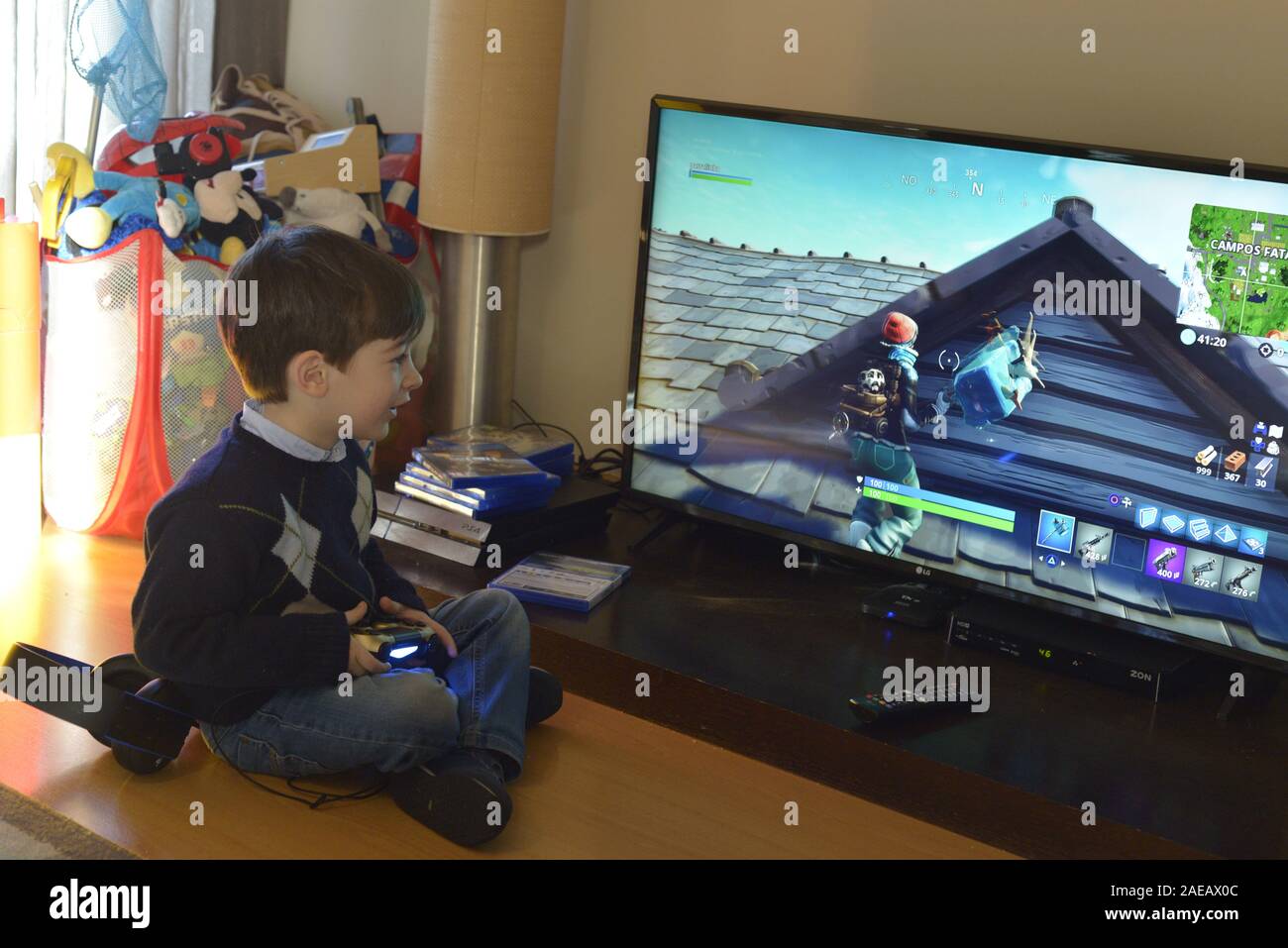 Ein Kind Das Spielen Von Computerspielen Mit Ps4 Playstation 4 Controller Stockfotografie Alamy