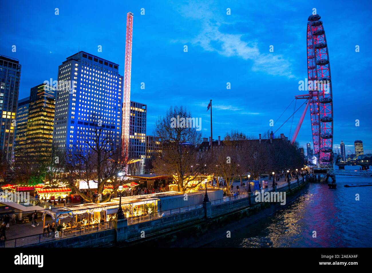 London, Weihnachtsmarkt auf der Themse, Winter Festival im Southbank Centre, London Eye Riesenrad, Fluss Promenade, Stockfoto