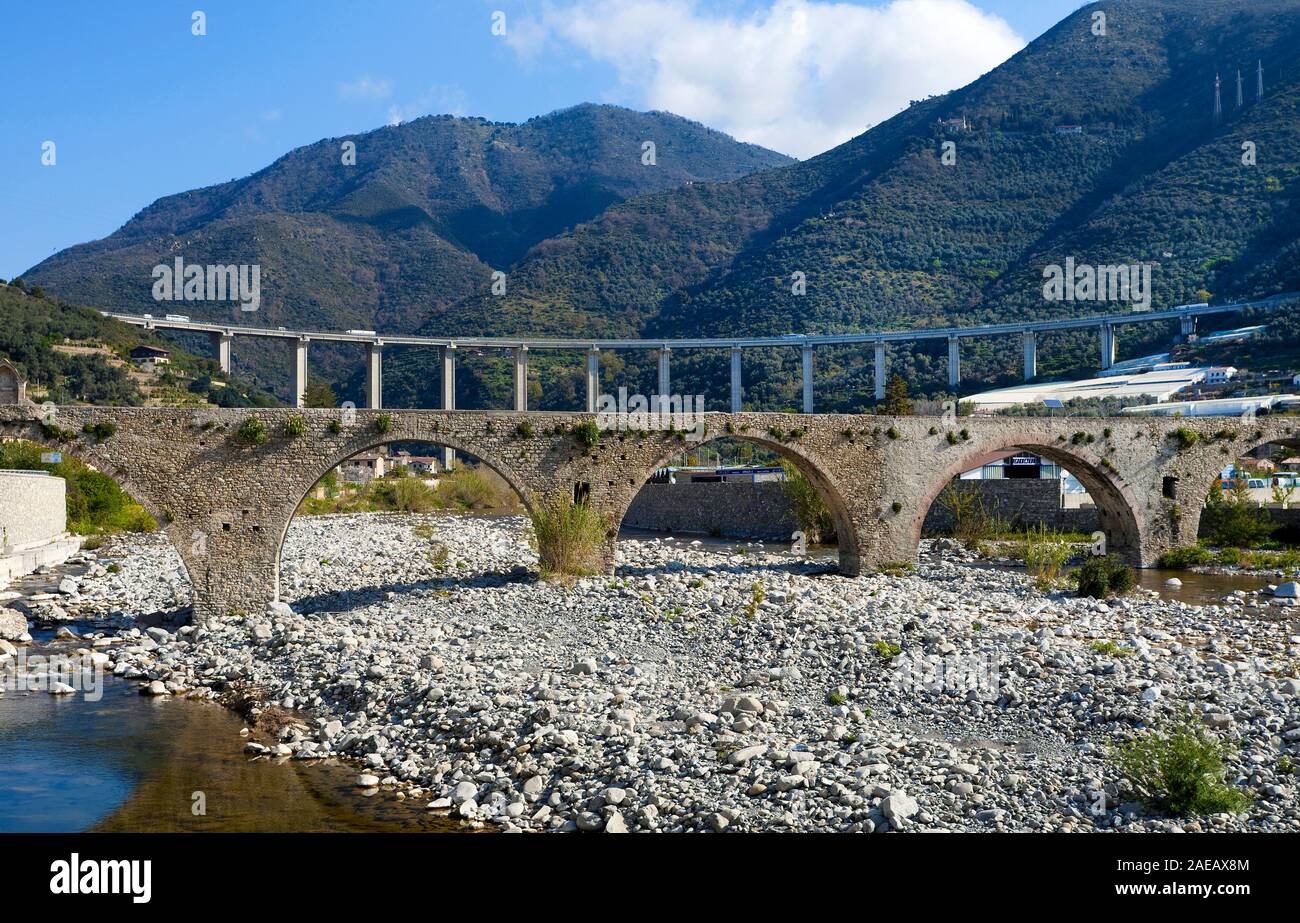Alten mittelalterlichen Steinbrücke über Argentinien Fluss, hinter dem Viadukt, Taggia Taggia, Ligurien, Italien Stockfoto