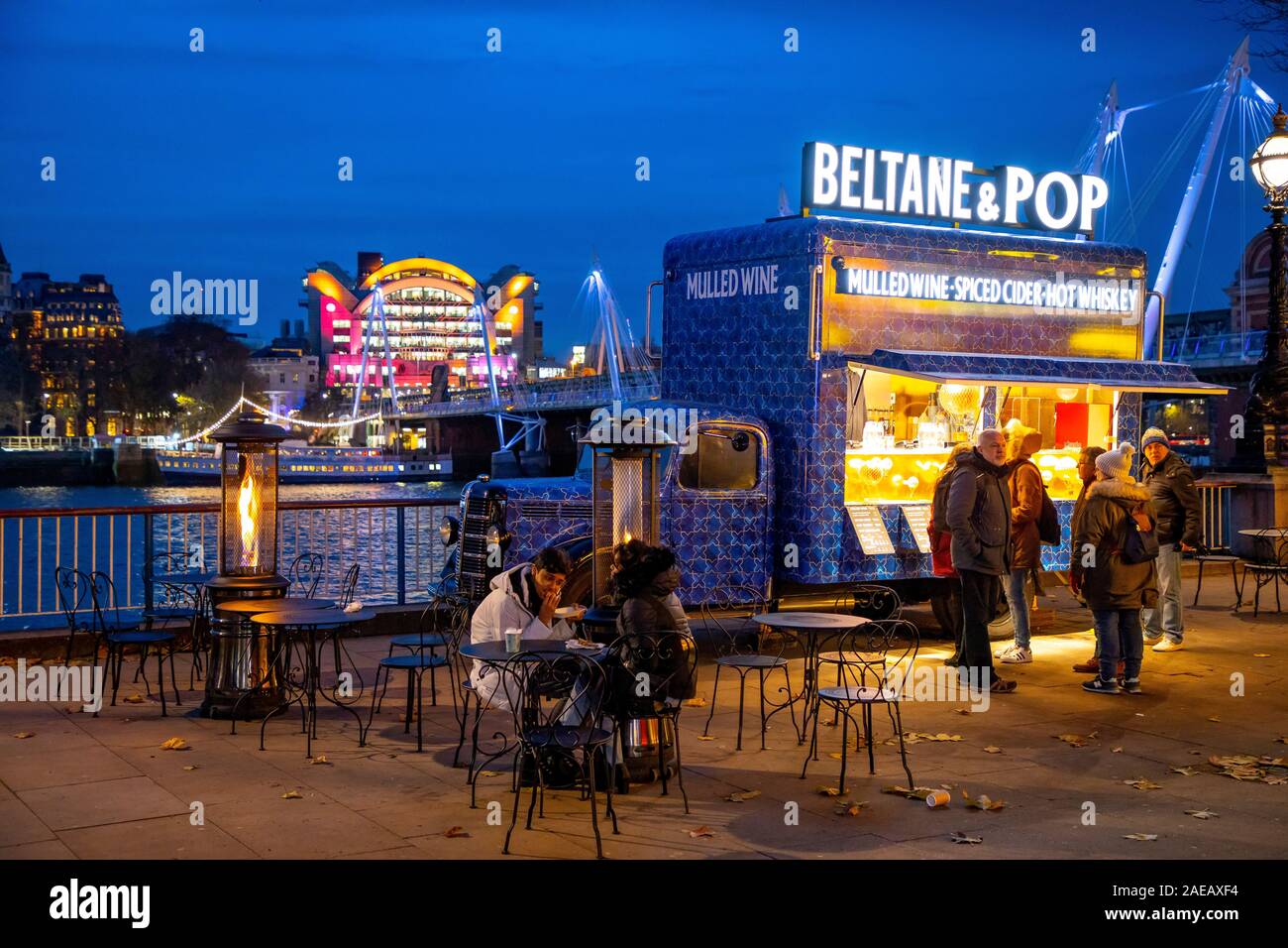 London, Weihnachtsmarkt auf der Themse, Winter Festival im Southbank Centre, London Eye Riesenrad, Fluss Promenade, Stockfoto