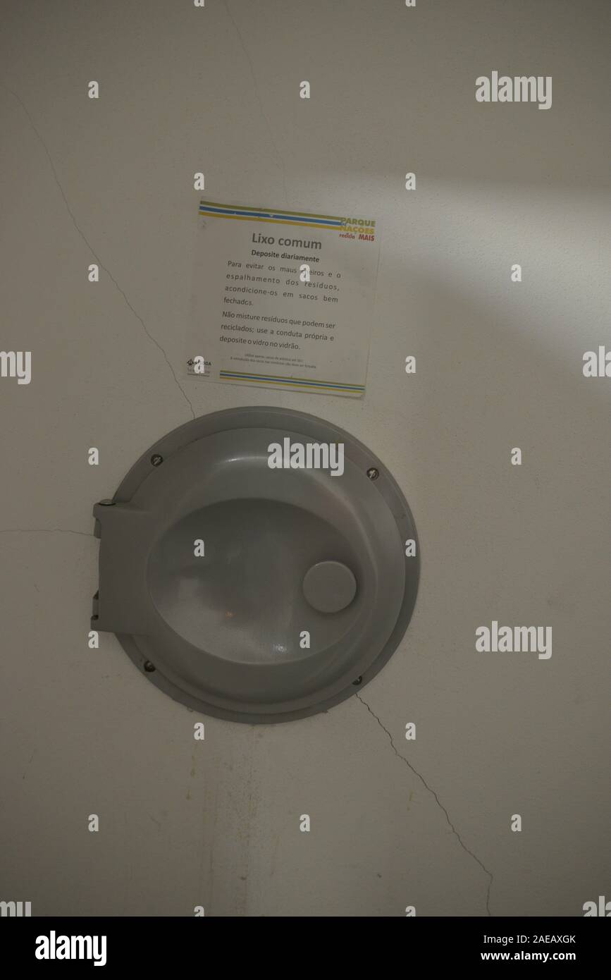 Sammlung von Abfällen in einem modernen Gebäude. Jede Etage hat ihre eigenen Abfälle an, und es wird dann in einer öffentlichen Sammlung System geleitet. Stockfoto