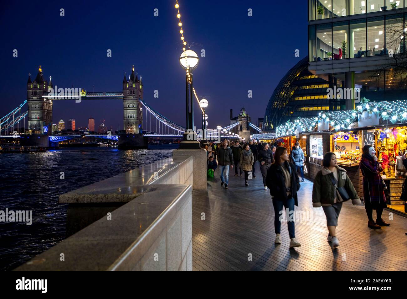 London, Weihnachtsmarkt auf der Themse, in der Nähe der Tower Bridge, Weihnachten durch den Fluss, Ufer Promenade, Großbritannien Stockfoto