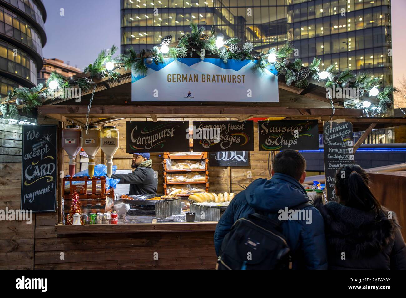 London, Weihnachtsmarkt auf der Themse, in der Nähe der Tower Bridge, Weihnachten durch den Fluss, Ufer Promenade, Großbritannien Stockfoto