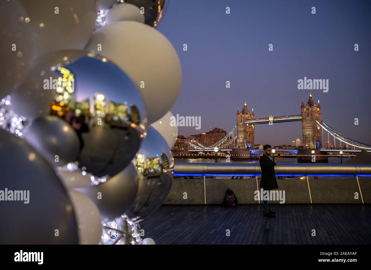 London, Weihnachtsmarkt auf der Themse, in der Nähe der Tower Bridge, Weihnachten durch den Fluss, Uferpromenade, Großbritannien Stockfoto