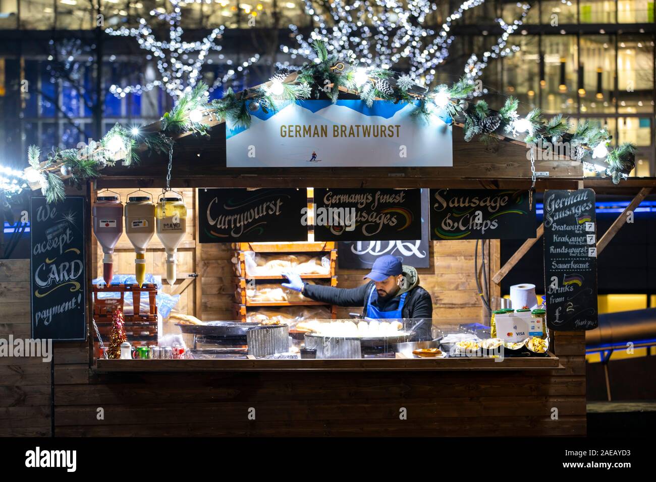 London, Weihnachtsmarkt auf der Themse, in der Nähe der Tower Bridge, Weihnachten durch den Fluss, Uferpromenade, Großbritannien Stockfoto