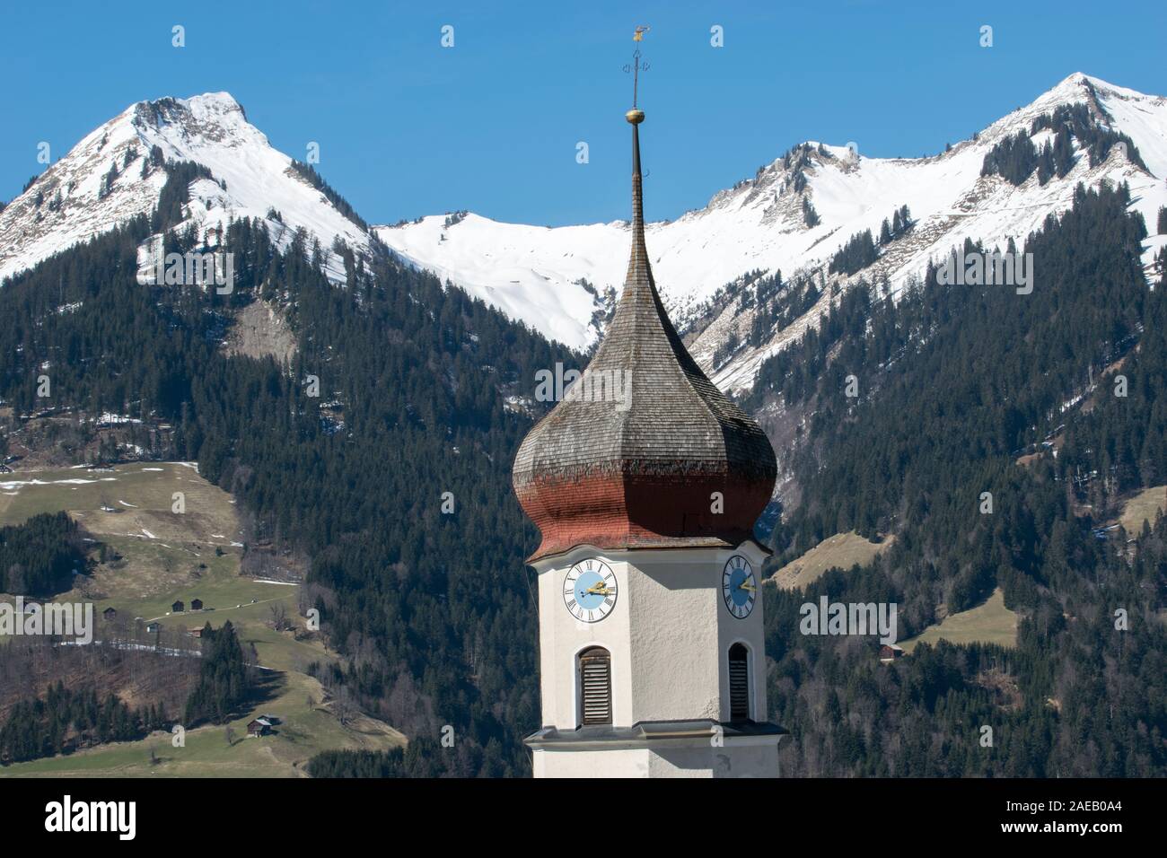 Top der Österreichischen Kirche vor der schneebedeckten Berge in den Alpen Stockfoto Top der Österreichischen Kirche vor der schneebedeckten Berge in den Alpen Stockfoto