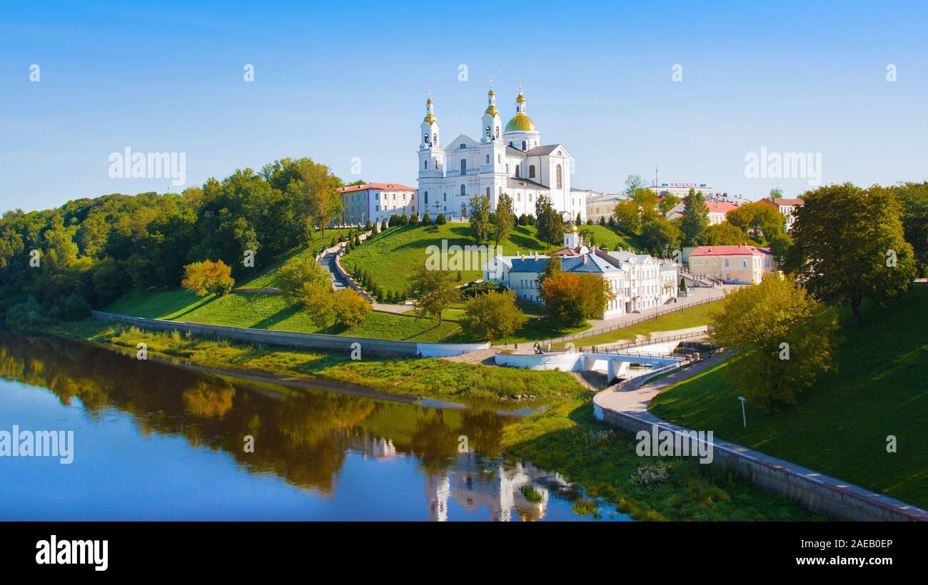 Heiligen Kathedrale der Annahme auf einem Hügel und Heilig Geist Kloster und westlichen Dwina Fluss im Sommer. Vitebsk, Belarus Stockfoto