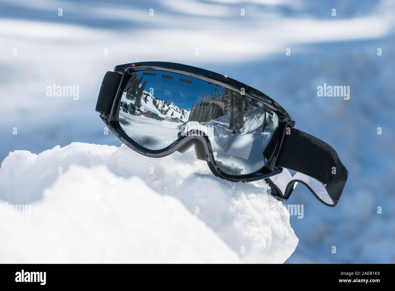 Ski Brille im Schnee mit Reflexion der Landschaft Stockfoto