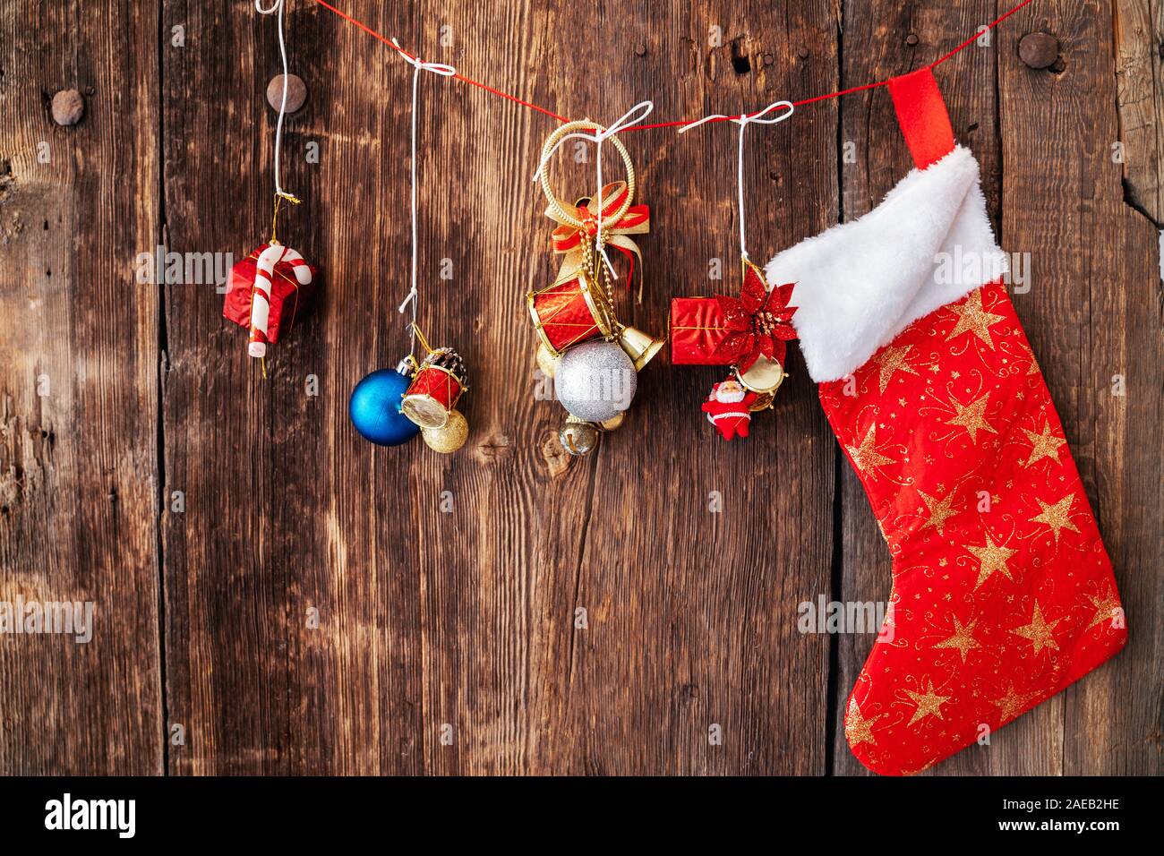 Weihnachtsbaumschmuck Konzept mit Holz- Hintergrund. Neues Jahr Konzept Stockfoto