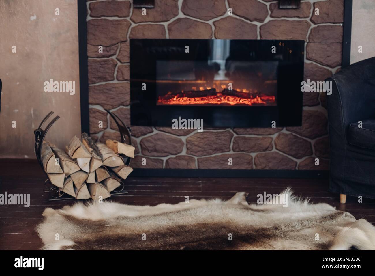 Gemütliche Zimmer mit Kamin, Fell Haut und Stapel von Holz Stockfotografie  - Alamy