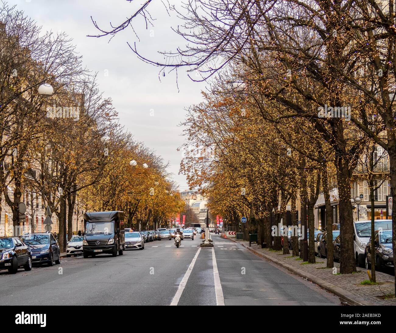 Beleuchtung auf der Avenue Montaigne in Paris, Frankreich Stockfoto