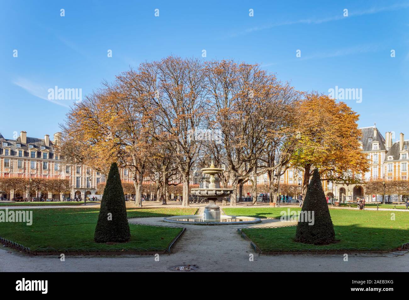 Malerischer herbst Blick auf den Place des Vosges in Paris Stockfoto
