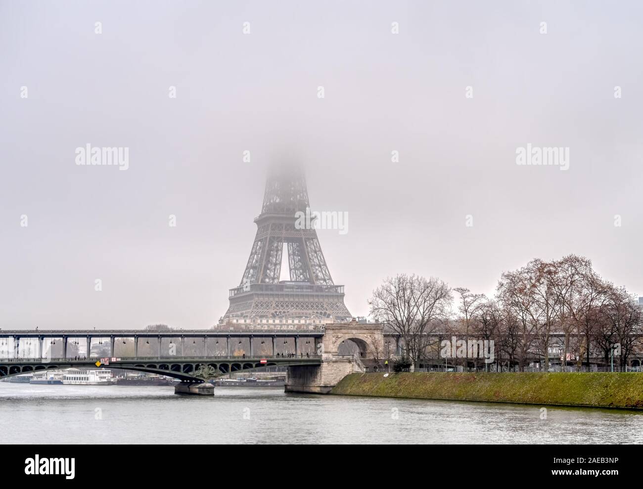 Eiffelturm und Bir Hakeim - Brücke auf einem nebligen Tag Stockfoto