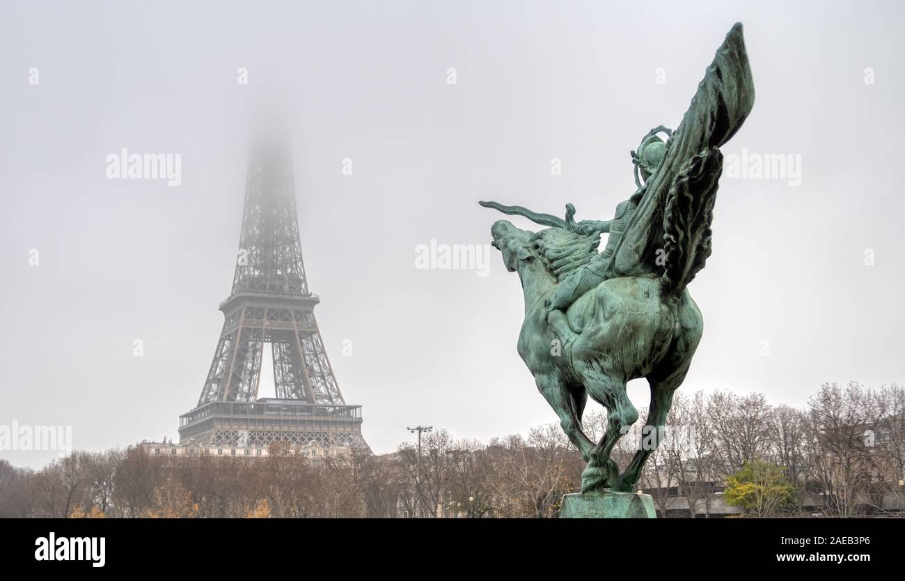 Eiffelturm und Bir Hakeim - Statue auf einem nebligen Tag Stockfoto