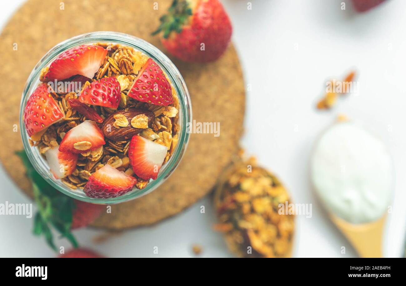 Ansicht von oben gesundes Müsli Parfait mit frischen Erdbeeren im Glas Flasche jar, Kopieren, direkt über Stockfoto
