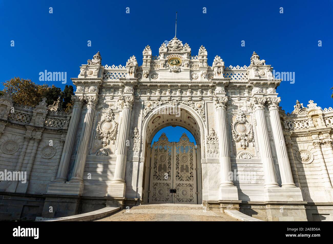 ISTANBUL, Türkei - 9 November, 2019: Tor der Treasury der Dolmabahçe-Palast in Istanbul, Türkei. Palast wurde im Jahre 1856 gebaut und diente als die wichtigsten ad Stockfoto