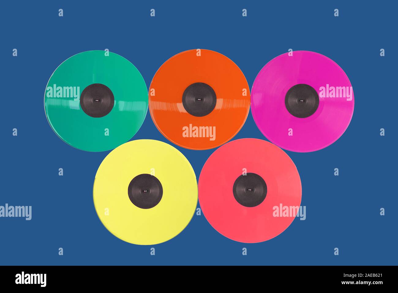 Farbiges vinyl Sammlung auf blauem Hintergrund. Trendige Farben. Stockfoto