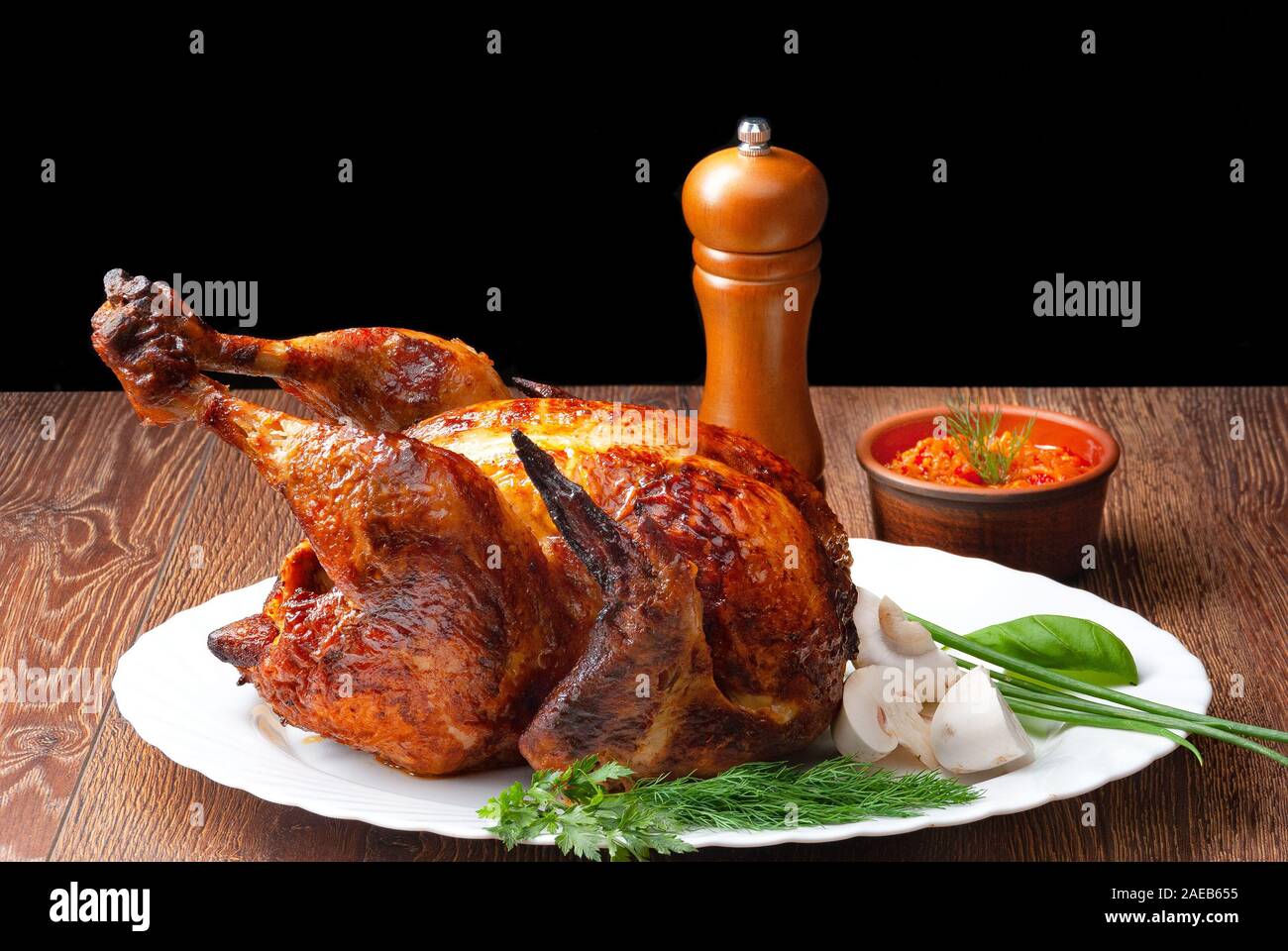 Hähnchen mit Gewürzen auf hölzernen Hintergrund, gesunde Ernährung, Diät oder Kochen Konzept Stockfoto