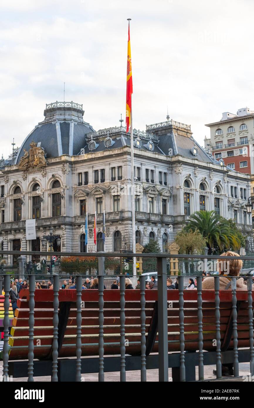 Oviedo, Spanien - 07.12.2019. Flagge Spanien Fahnenmast auf der Straße vor dem Hintergrund eines historischen Gebäudes, am Tag der Verfassung festgelegt Stockfoto