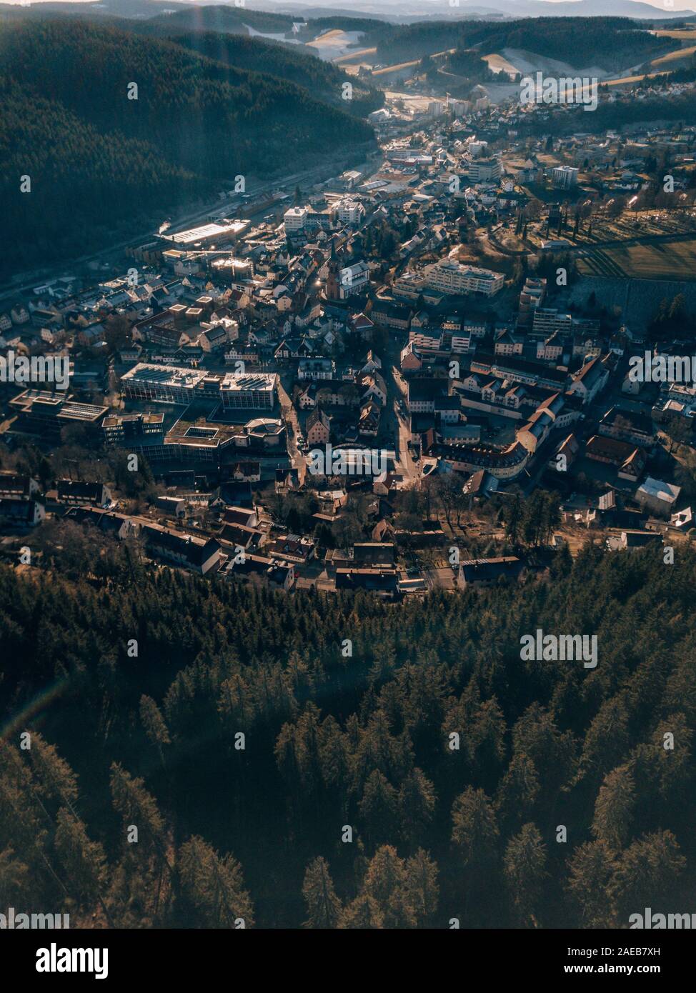 Antenne Drone Schuß der Schwarzwald Stadt Furtwangen, Deutschland Stockfoto